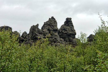 İzlanda 'da Mvatn' ın doğusunda sıradışı şekilli lav alanlarının oluşturduğu Dimmuborgir geniş alanı.