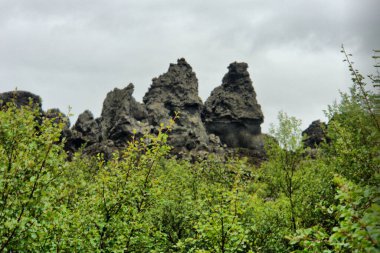 İzlanda 'da Mvatn' ın doğusunda sıradışı şekilli lav alanlarının oluşturduğu Dimmuborgir geniş alanı.