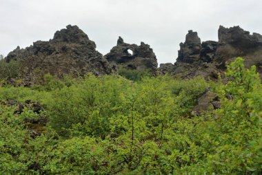 İzlanda 'da Mvatn' ın doğusunda sıradışı şekilli lav alanlarının oluşturduğu Dimmuborgir geniş alanı.