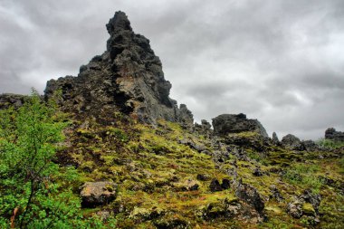 İzlanda 'da Mvatn' ın doğusunda sıradışı şekilli lav alanlarının oluşturduğu Dimmuborgir geniş alanı.