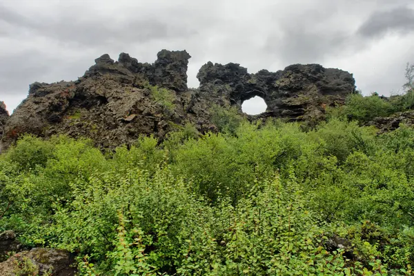 İzlanda 'da Mvatn' ın doğusunda sıradışı şekilli lav alanlarının oluşturduğu Dimmuborgir geniş alanı.