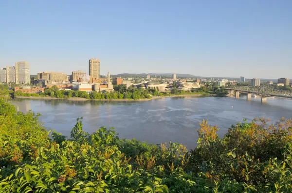 Kanada 'nın başkenti Ottawa' nın Panorama 'sı, Ottawa Nehri üzerinde yer almaktadır.