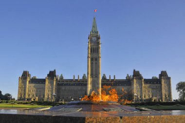 Kanada Parlamentosu, Ottawa, Ontario 'daki Parliament Hill' de kurulmuştur.