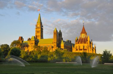Kanada Parlamentosu, Ottawa, Ontario 'daki Parliament Hill' de kurulmuştur.