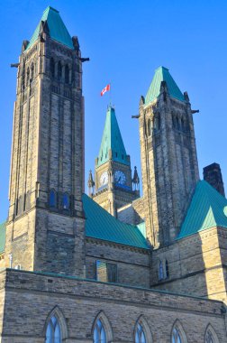 Kanada Parlamentosu, Ottawa, Ontario 'daki Parliament Hill' de kurulmuştur.