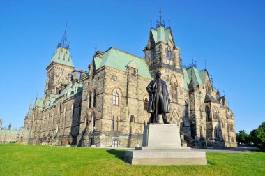 Kanada Parlamentosu, Ottawa, Ontario 'daki Parliament Hill' de kurulmuştur.