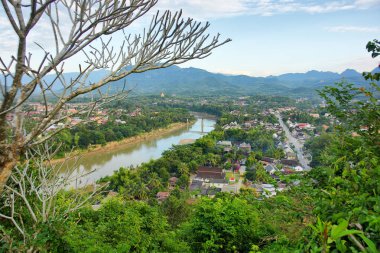 Luang Prabang 'ın görüntüsü alternatif olarak Luang Phabang ya da Louangphabang olarak yazılıyor.. 