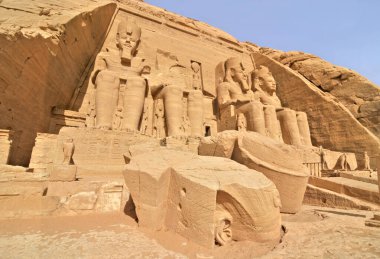 Firavun 'dan Abu Simbel Tapınağı Mısır' daki Nil 'in kıyısında Büyük 2. Ramses