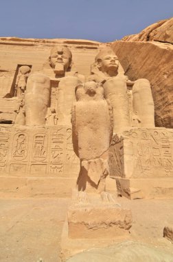 Firavun 'dan Abu Simbel Tapınağı Mısır' daki Nil 'in kıyısında Büyük 2. Ramses