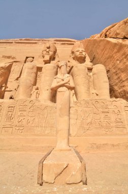 Firavun 'dan Abu Simbel Tapınağı Mısır' daki Nil 'in kıyısında Büyük 2. Ramses