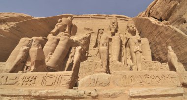 Firavun 'dan Abu Simbel Tapınağı Mısır' daki Nil 'in kıyısında Büyük 2. Ramses