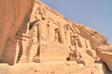 Firavun 'dan Abu Simbel Tapınağı Mısır' daki Nil 'in kıyısında Büyük 2. Ramses