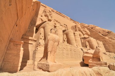 Firavun 'dan Abu Simbel Tapınağı Mısır' daki Nil 'in kıyısında Büyük 2. Ramses