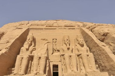Firavun 'dan Abu Simbel Tapınağı Mısır' daki Nil 'in kıyısında Büyük 2. Ramses
