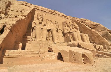 Firavun 'dan Abu Simbel Tapınağı Mısır' daki Nil 'in kıyısında Büyük 2. Ramses