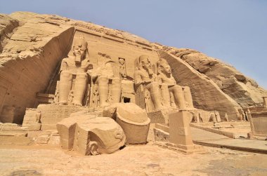 Firavun 'dan Abu Simbel Tapınağı Mısır' daki Nil 'in kıyısında Büyük 2. Ramses