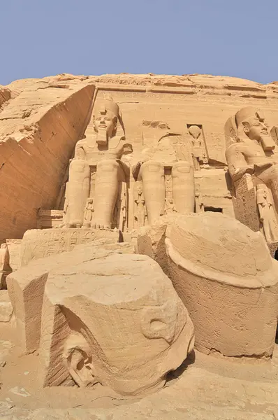 Firavun 'dan Abu Simbel Tapınağı Mısır' daki Nil 'in kıyısında Büyük 2. Ramses