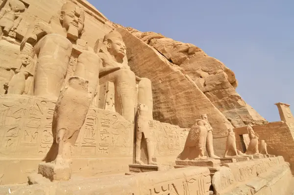 Firavun 'dan Abu Simbel Tapınağı Mısır' daki Nil 'in kıyısında Büyük 2. Ramses