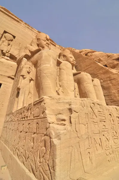 Firavun 'dan Abu Simbel Tapınağı Mısır' daki Nil 'in kıyısında Büyük 2. Ramses