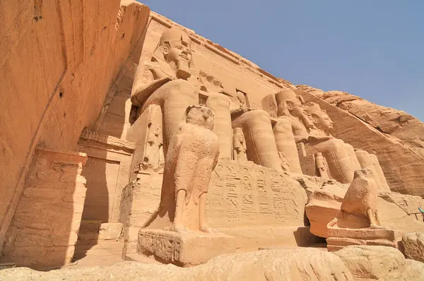 Firavun 'dan Abu Simbel Tapınağı Mısır' daki Nil 'in kıyısında Büyük 2. Ramses