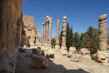 Baalbek Propylaea Lübnan 'daki Baalbek Tapınağı kompleksinin yıkıntılarında
