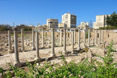 Al Mina kazı sitesinde lastik, Lübnan'daki antik sütunlar kalıntıları