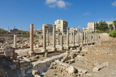 Al Mina kazı sitesinde lastik, Lübnan'daki antik sütunlar kalıntıları