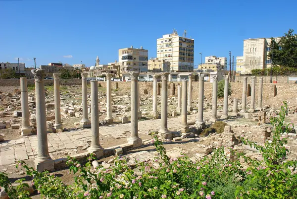 Al Mina kazı sitesinde lastik, Lübnan'daki antik sütunlar kalıntıları
