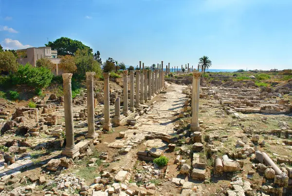 Al Mina kazı sitesinde lastik, Lübnan'daki antik sütunlar kalıntıları