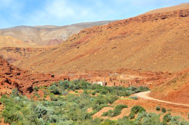 Atlas Dağları eteklerindeki Ounila Vadisi 'ndeki köy evleri, Tamdagh.