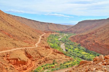 Atlas Dağları eteklerindeki Ounila Vadisi 'ndeki köy evleri, Tamdagh.