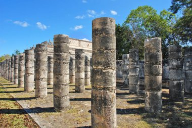   Meksika 'da Chichen Itza antik Maya şehrinde sütunları olan Bin Savaşçı Tapınağı                             