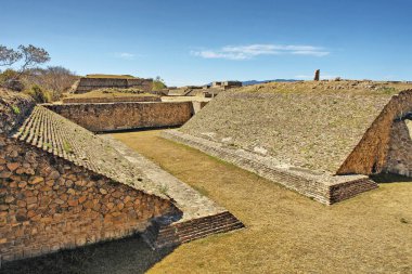     Zapotec 'teki büyük balo mahkemesi Meksika' daki antik Monte Alban şehrinde.                           