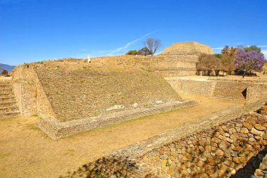     Zapotec 'teki büyük balo mahkemesi Meksika' daki antik Monte Alban şehrinde.                           