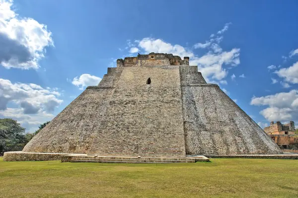 Uxmal - günümüz Meksika 'sında antik Maya şehri. 