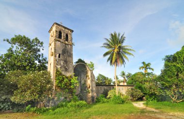 Kolonya Belediyesi Katolik Çan Kulesi, Pohnpei, Mikronezya. 