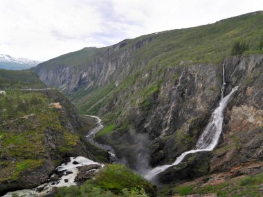 Vringsfossen şelalesi Norveç 'in Vestland ilçesindeki Eidfjord belediyesine bağlı.