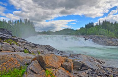 Laksforsen (ayrıca Laksfossen olarak da bilinir) Nordland, Norveç 'te Vefsna nehrinde şelale.