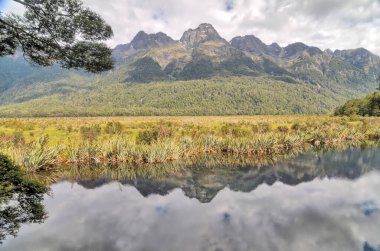   Ayna Gölleri - Yeni Zelanda 'da Te Anau' dan Milford Sound 'a uzanan bir dizi göl.                              