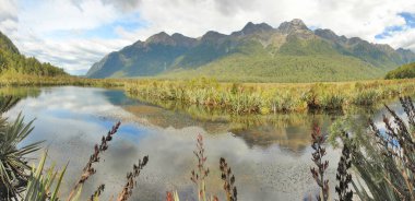   Ayna Gölleri - Yeni Zelanda 'da Te Anau' dan Milford Sound 'a uzanan bir dizi göl.                              