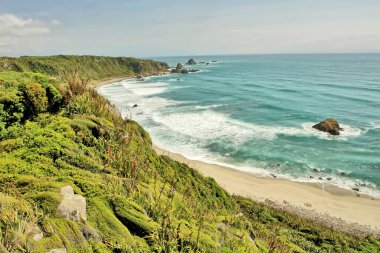  Yeni Zelanda 'nın Güney Adası' nın batı kıyısında Tazman Denizi 'ne bakan Cape Foulwind Burnu..                              