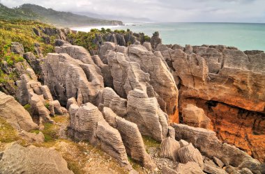 Punakaiki Yeni Zelanda: Krep kayaları ve hava delikleri kıyı kayaları oluşumu                                