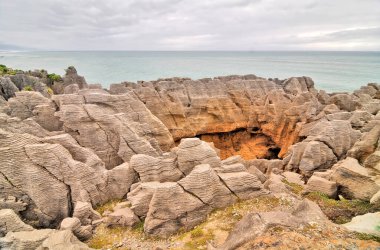 Punakaiki Yeni Zelanda: Krep kayaları ve hava delikleri kıyı kayaları oluşumu                                