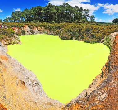 Waiotapu Aktif Jeotermal Bölgesi, Yeni Zelanda 'nın Taup Volkanik Bölgesi Rotorua' da, Rapor Kalderasının kuzeyinde.