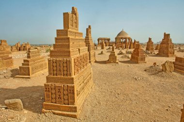     Pakistan 'ın Sindh eyaletindeki Karaçi' nin doğusundaki Chaukhandi mezarları.                     