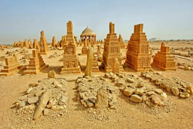     Pakistan 'ın Sindh eyaletindeki Karaçi' nin doğusundaki Chaukhandi mezarları.                     