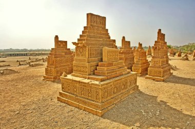     Pakistan 'ın Sindh eyaletindeki Karaçi' nin doğusundaki Chaukhandi mezarları.                     