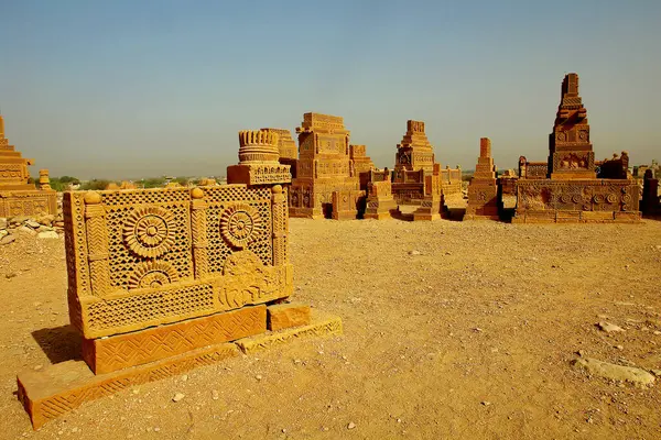     Pakistan 'ın Sindh eyaletindeki Karaçi' nin doğusundaki Chaukhandi mezarları.                     