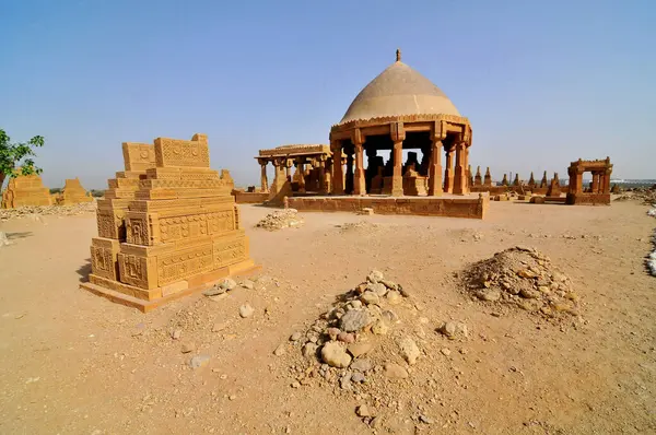     Pakistan 'ın Sindh eyaletindeki Karaçi' nin doğusundaki Chaukhandi mezarları.                     