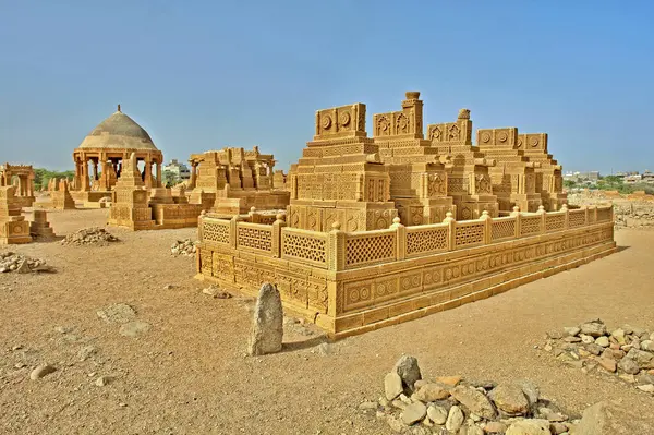     Pakistan 'ın Sindh eyaletindeki Karaçi' nin doğusundaki Chaukhandi mezarları.                     